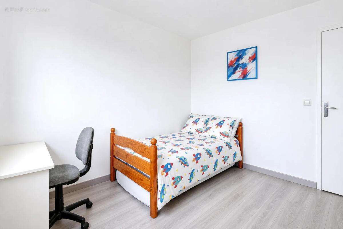 T4 traversant 82m², 12ᵉ étage, Vénissieux, loué - photo 6
