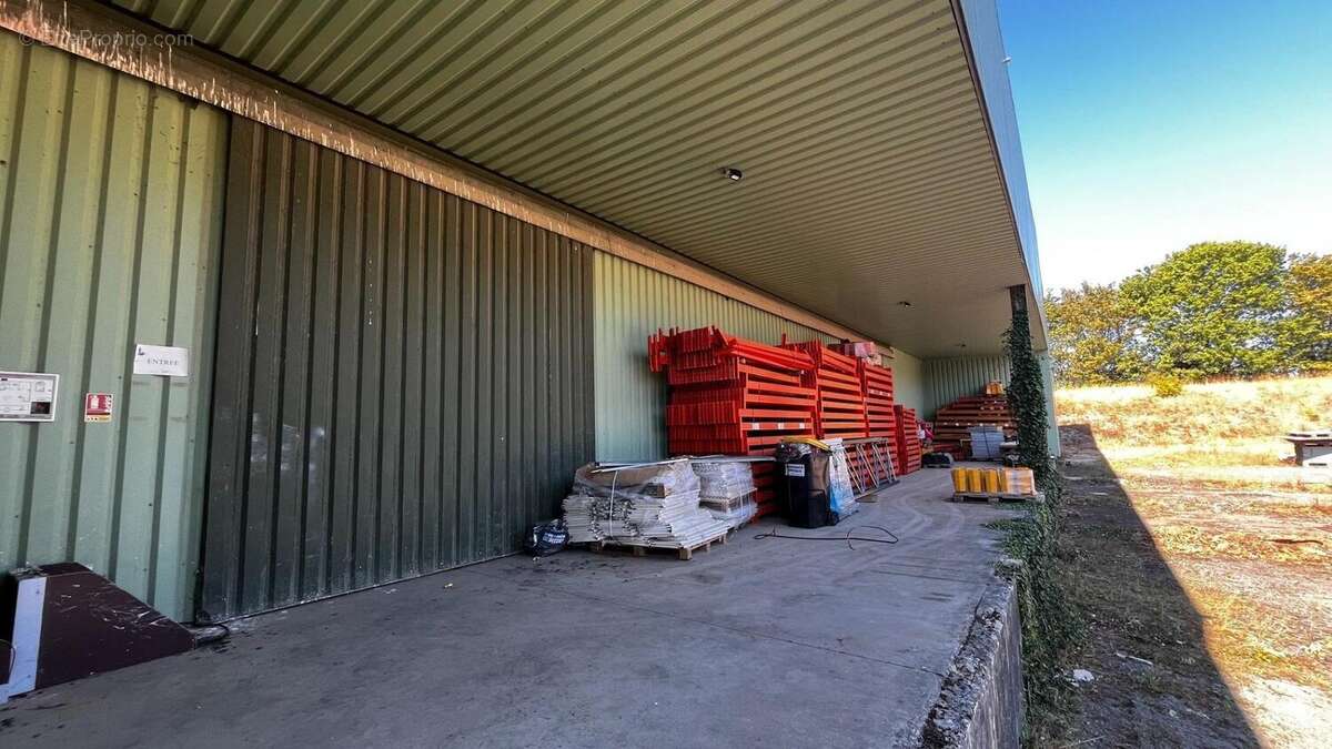 Commerce 1500 m² à Poursac  - photo 2