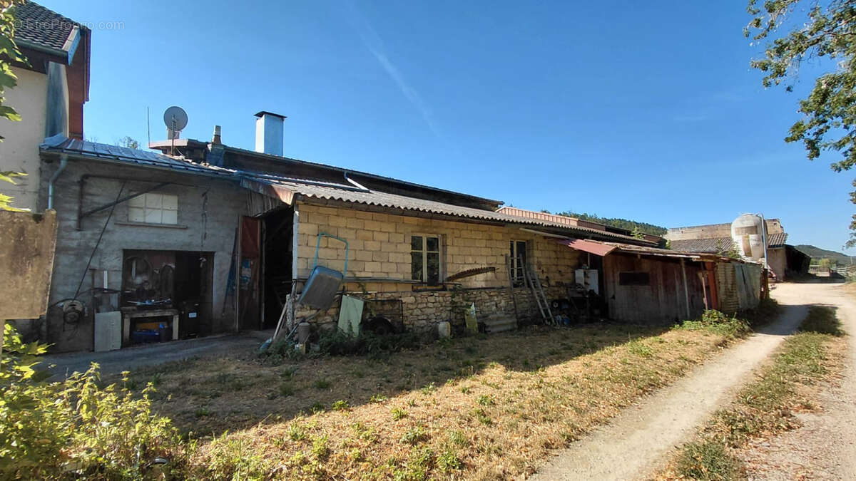 Ancien corps de ferme sur 13 ares 54 centiares de terrain - photo 3