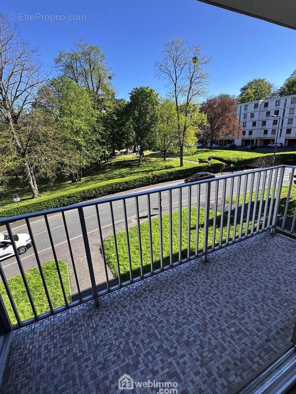 Depuis le séjour, accédons à cette agréable terrasse, idéale pour profiter de l?extérieur. - Appartement à RIS-ORANGIS