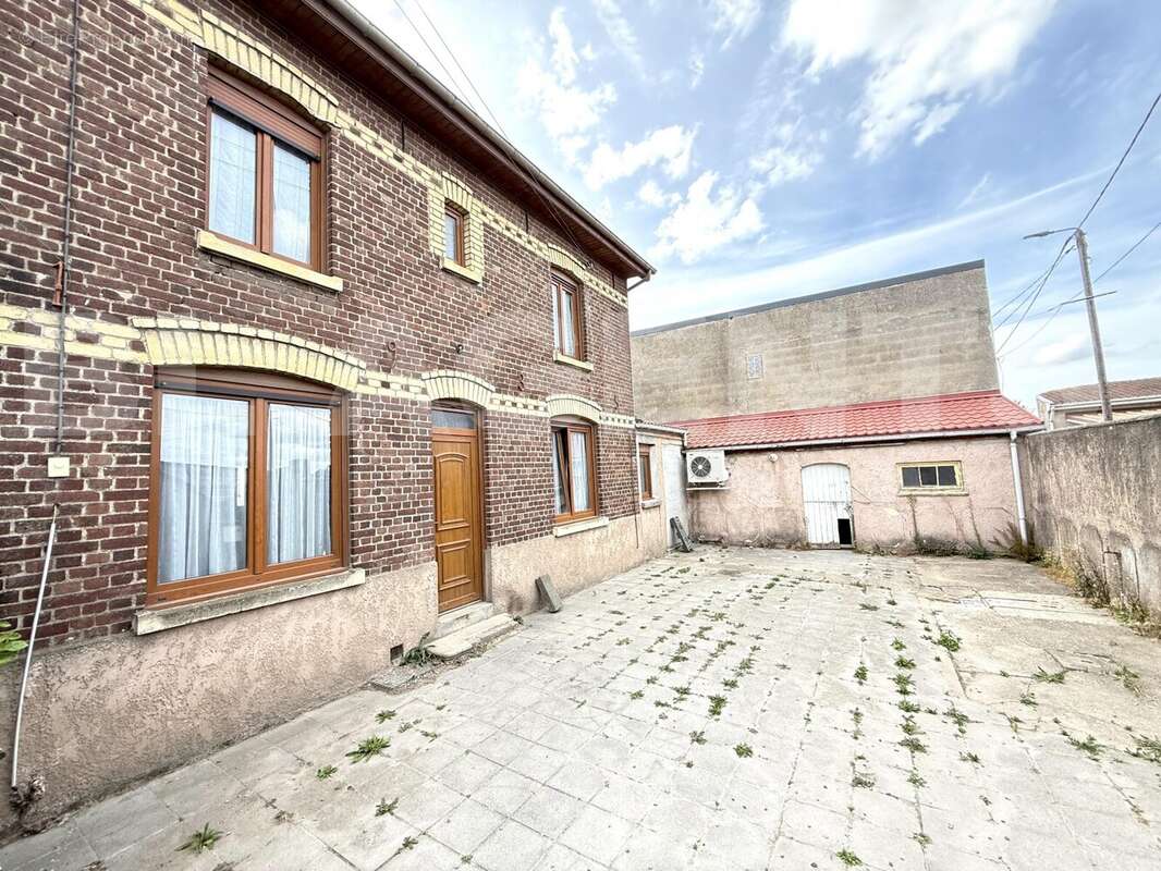 COUR - Maison à WINGLES