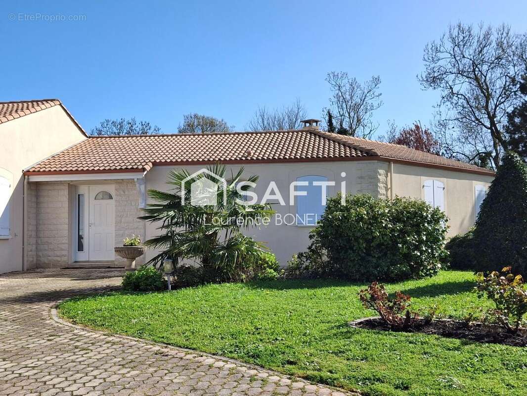 Maison 195 m² à Fors  - photo 3