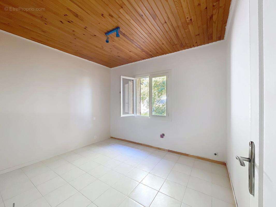 Maison à ENTRAIGUES-SUR-LA-SORGUE