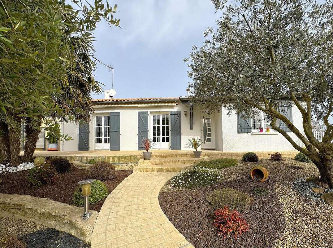   - Maison à SAINT-LEGER-DE-MONTBRUN