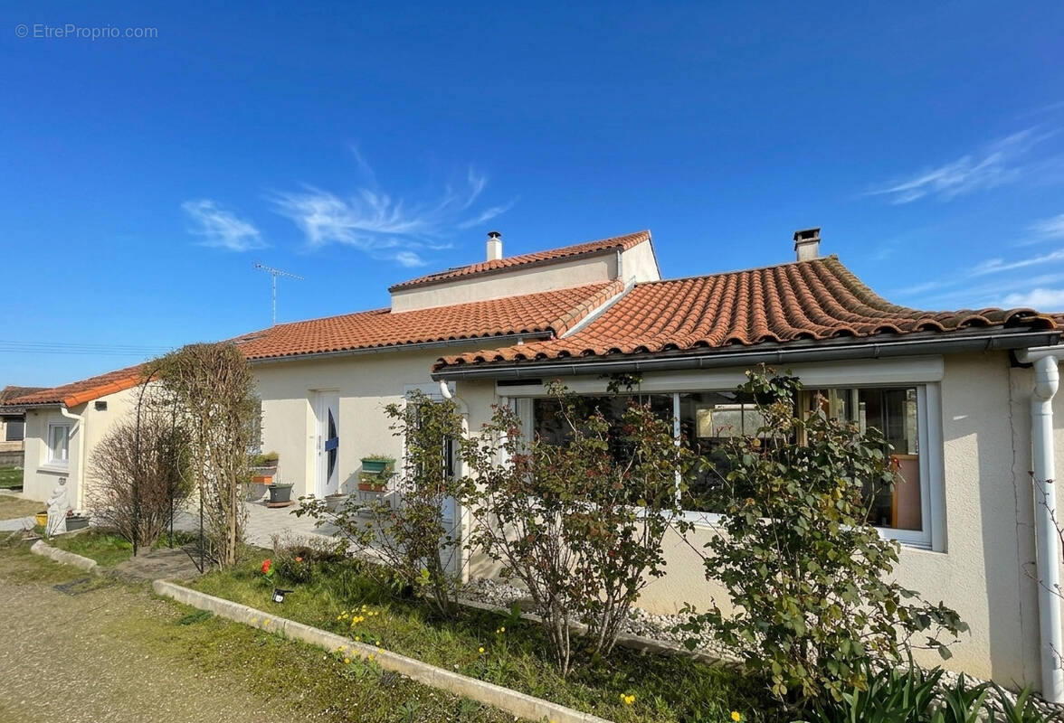 Maison à FRONTENAY-ROHAN-ROHAN