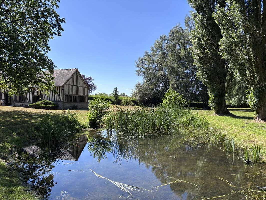 Attachée à son ecrin de verdure, cette magnifique propriété laisse réveur pour les amoureux de la nature... - photo 3