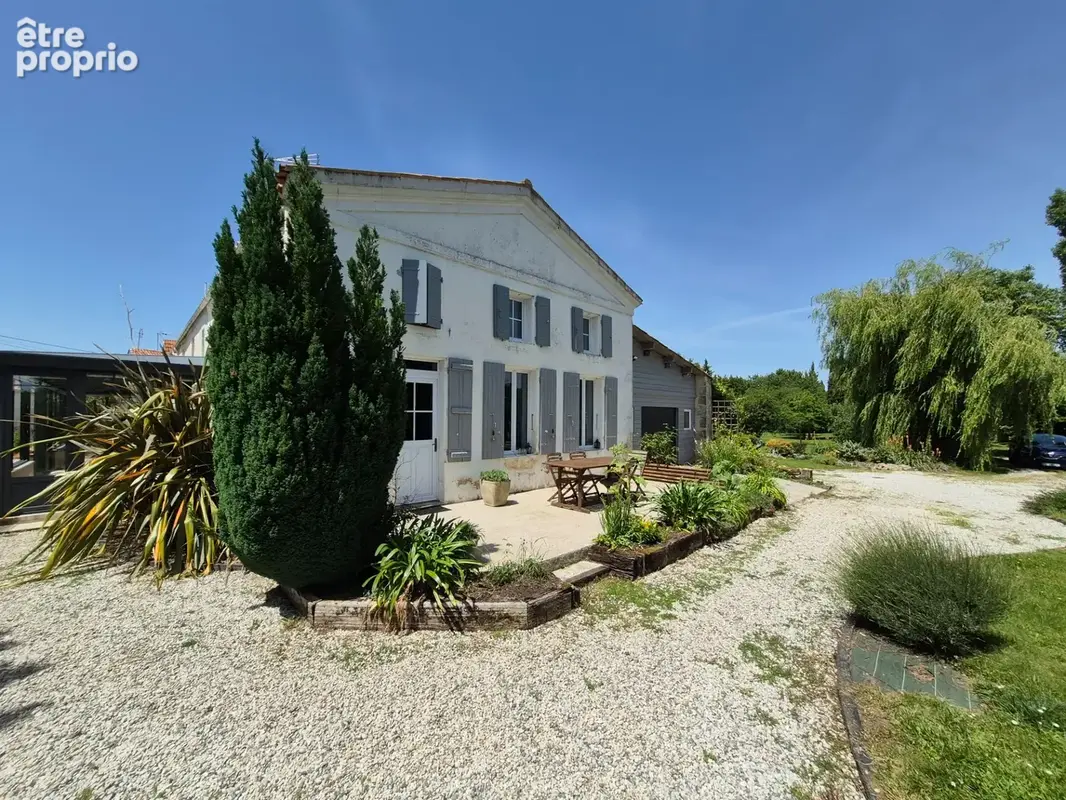 Maison avec nombreuses dépendances, studio et terrain constructible de plus de 3 000 m² - photo 13