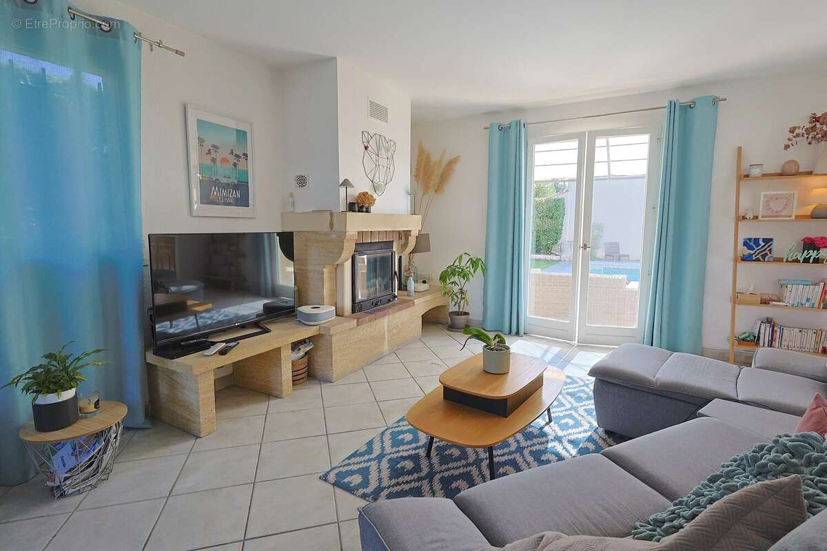 Maison à LA ROQUETTE-SUR-SIAGNE