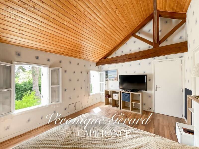 Belle Girondine avec Gîte et boxes pour chevaux à SAINT CHRISTOPHE DE DOUBLE sur 12000M² de terrain - photo 20