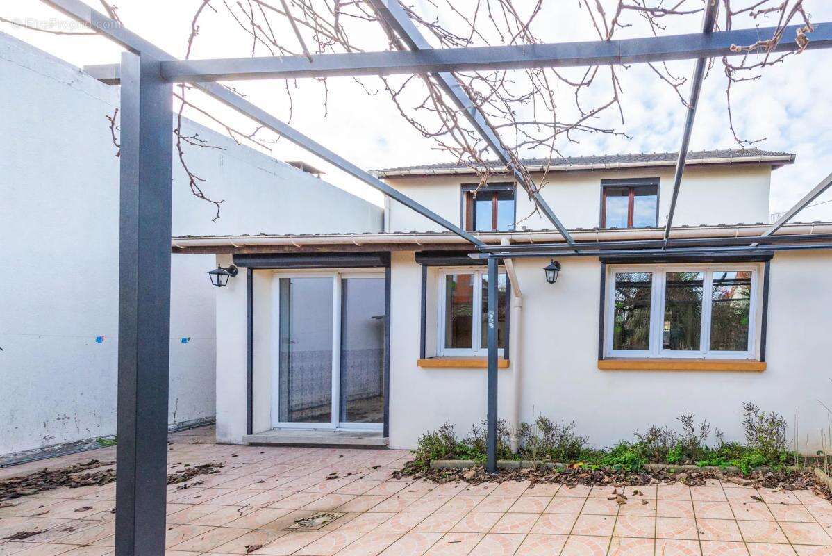 Maison à LES CLAYES-SOUS-BOIS