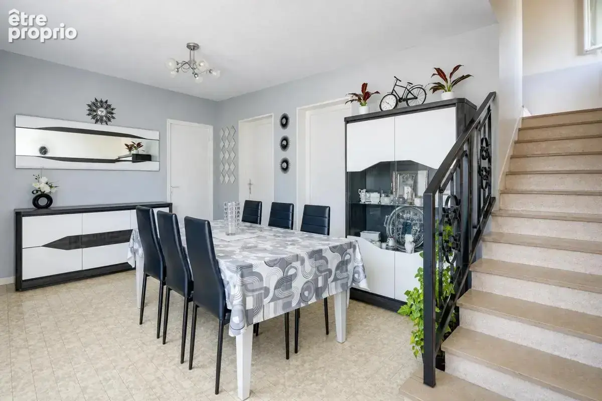 Maison de 5 pièces de 180 m² à Vaulx-en-Velin - photo 2