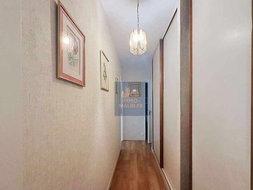 Couloir rangement - Appartement à PARIS-11E