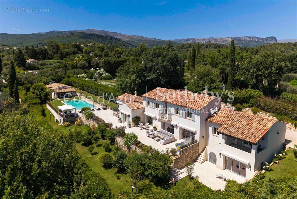 Maison à CHATEAUNEUF-GRASSE