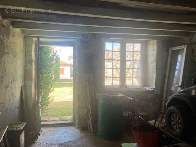 Bâtiment en pierre à rénover   Beau potentiel - photo 3