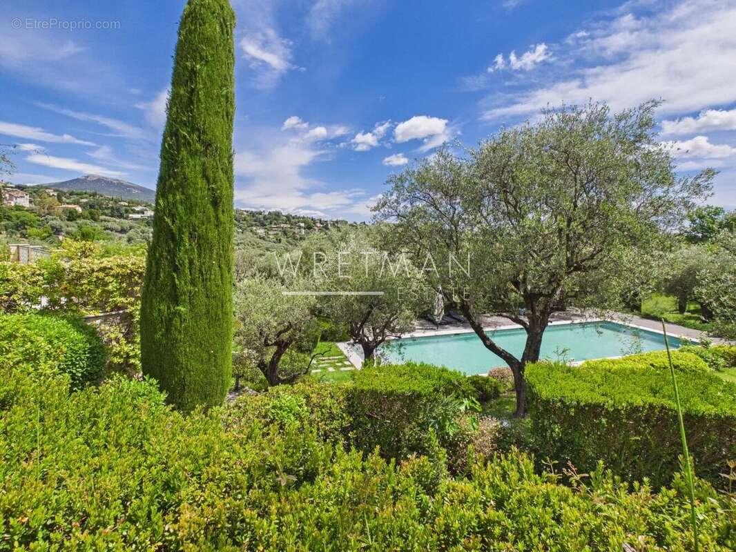 Maison à CHATEAUNEUF-GRASSE