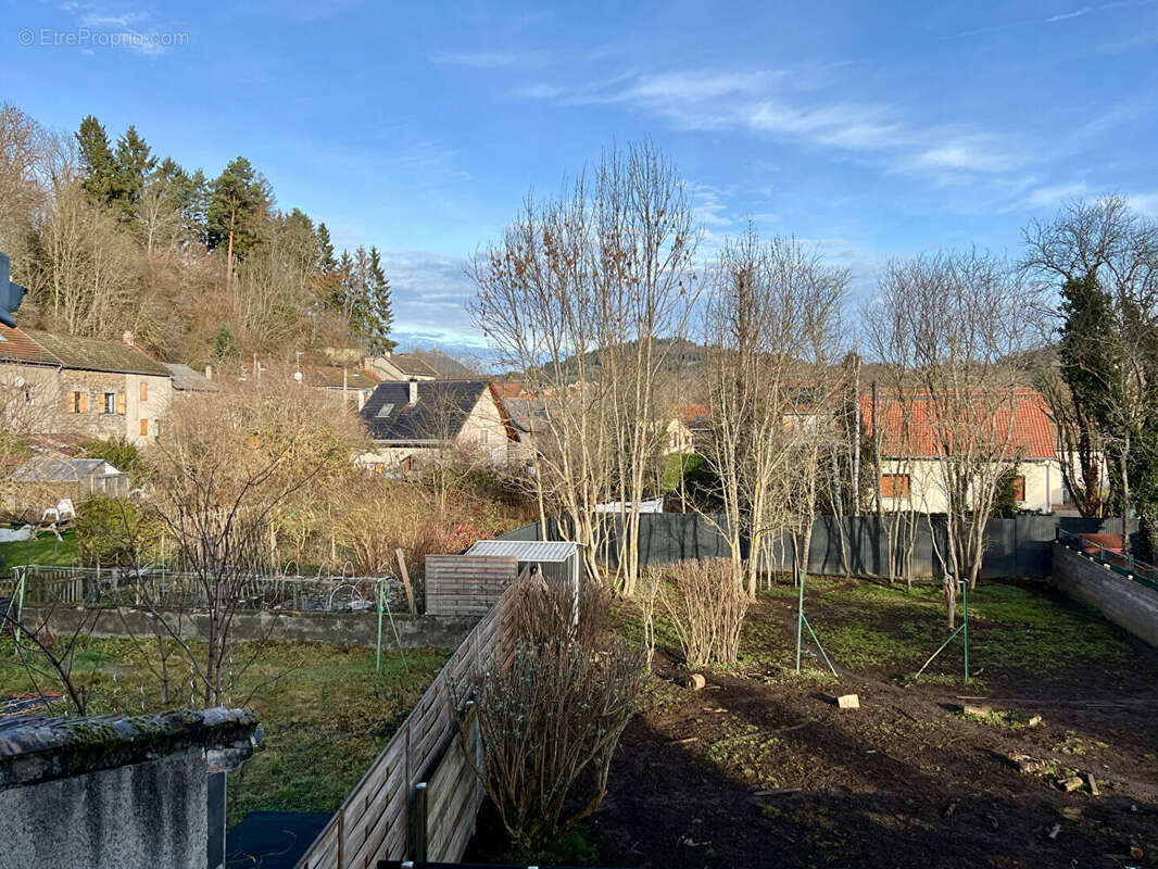 Maison à SAINT-GENES-CHAMPANELLE