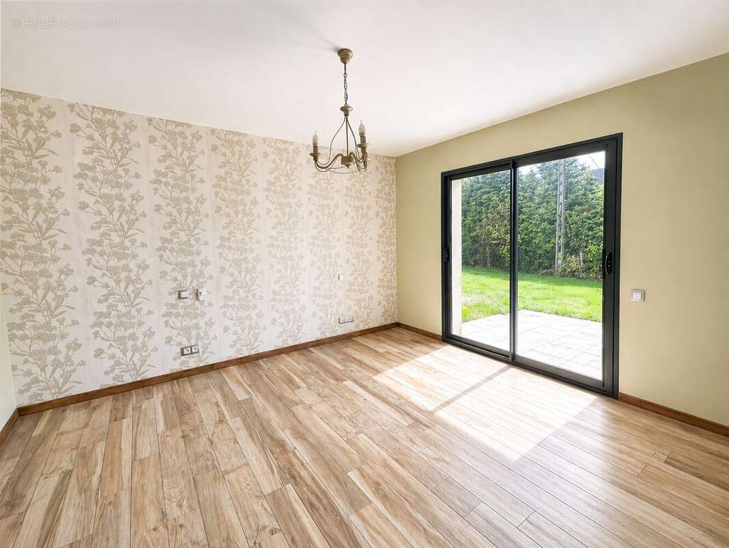Maison principale - Chambre n°1 donnant sur terrasse - Maison à LIMOGES