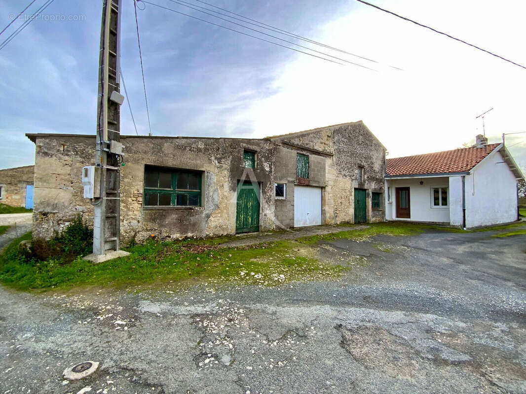 Maison à SAINT-GENIS-DE-SAINTONGE