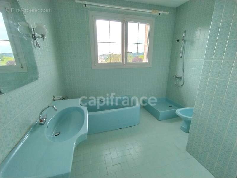 Maison familiale de plus de 220 m² avec 5 chambres, piscine, sauna, terrain clos, vue dégagée - photo 10