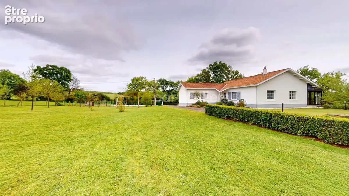 Proche bords de sèvre - 177 m² - 6 chambres - piscine - terrain 1 ha - gîte et chambre d'hote - photo 1