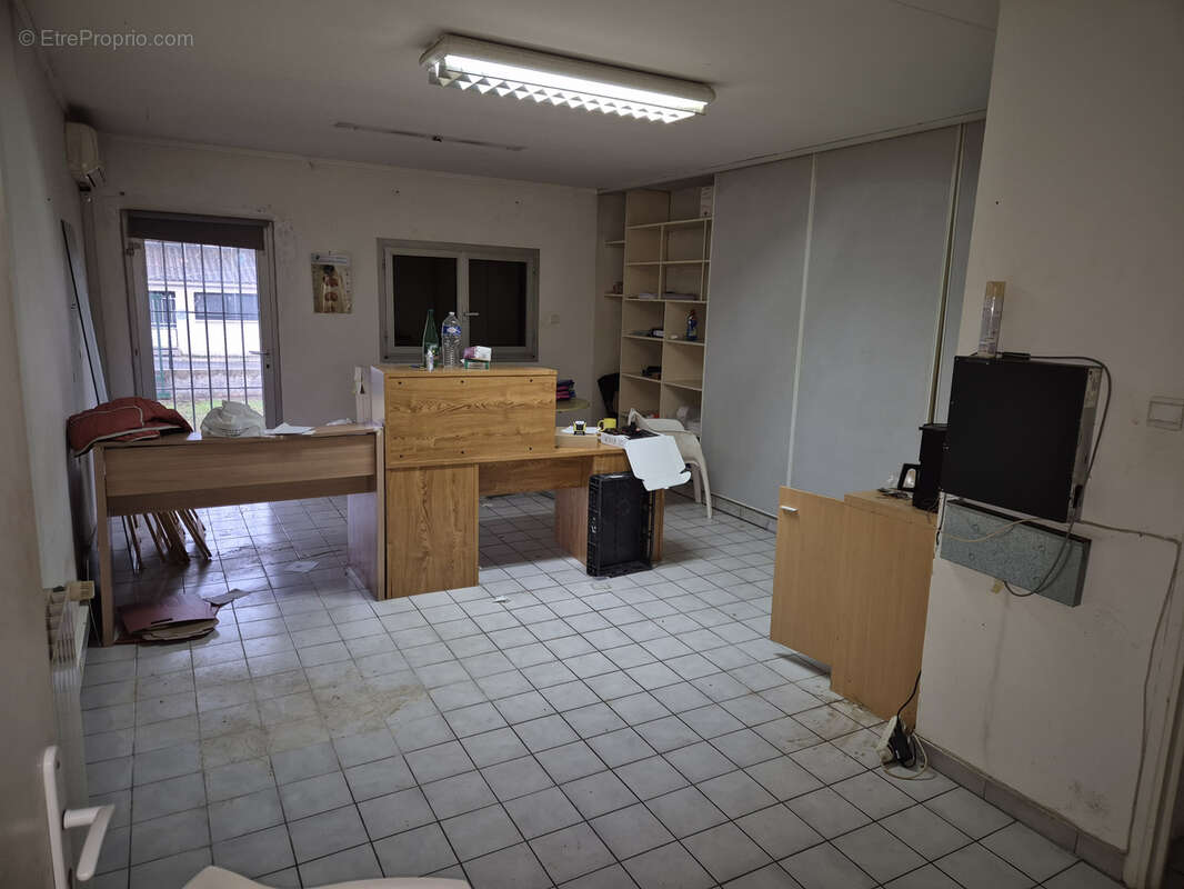 Bâtiment industriel à vendre   Alès • ±660 m2 sur terrain clos 1 389 m2 - photo 2