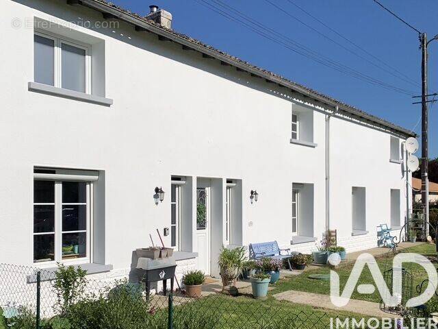 Photo 1 - Maison à CORME-ROYAL