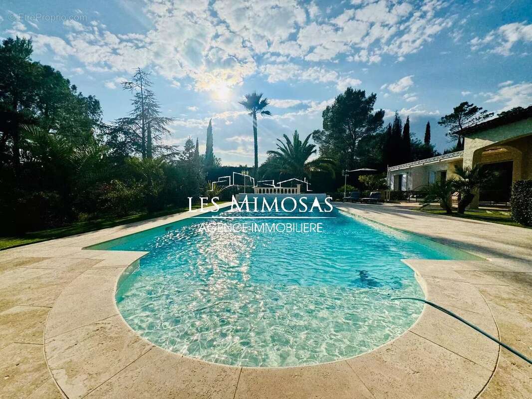 Maison à ROQUEBRUNE-SUR-ARGENS