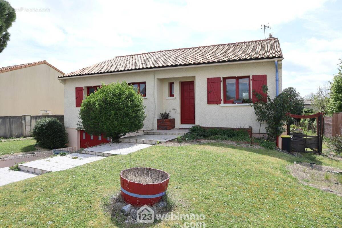 Maison sur sous-sol de 110 m2, proche des commodités. - Maison à LA VILLEDIEU-DU-CLAIN