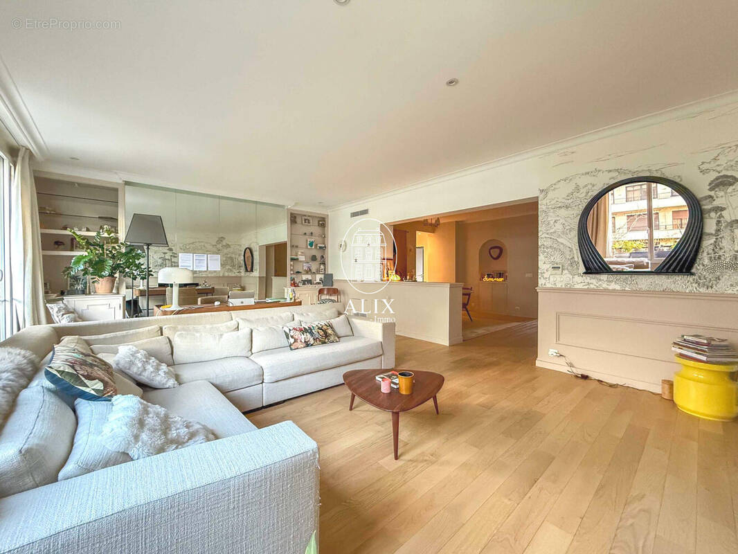 Appartement à PARIS-16E