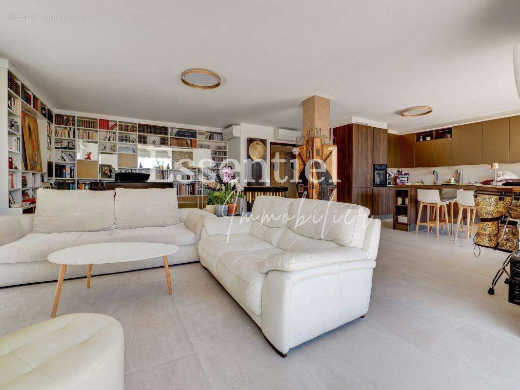 VILLEFRANCHE-SUR-MER  Appartement-villa de 107 m² avec plus de 300 m² de jardin - photo 9