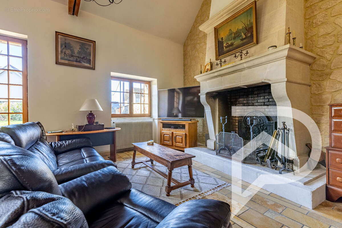 Maison à PEROY-LES-GOMBRIES