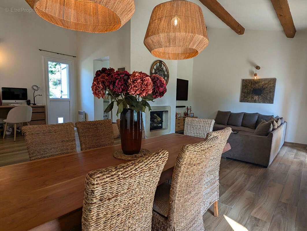 VILLECROZE, maison de plain-pied 130 m², 3 chambres, piscine, garage, terrain de 3 300 m² - photo 10