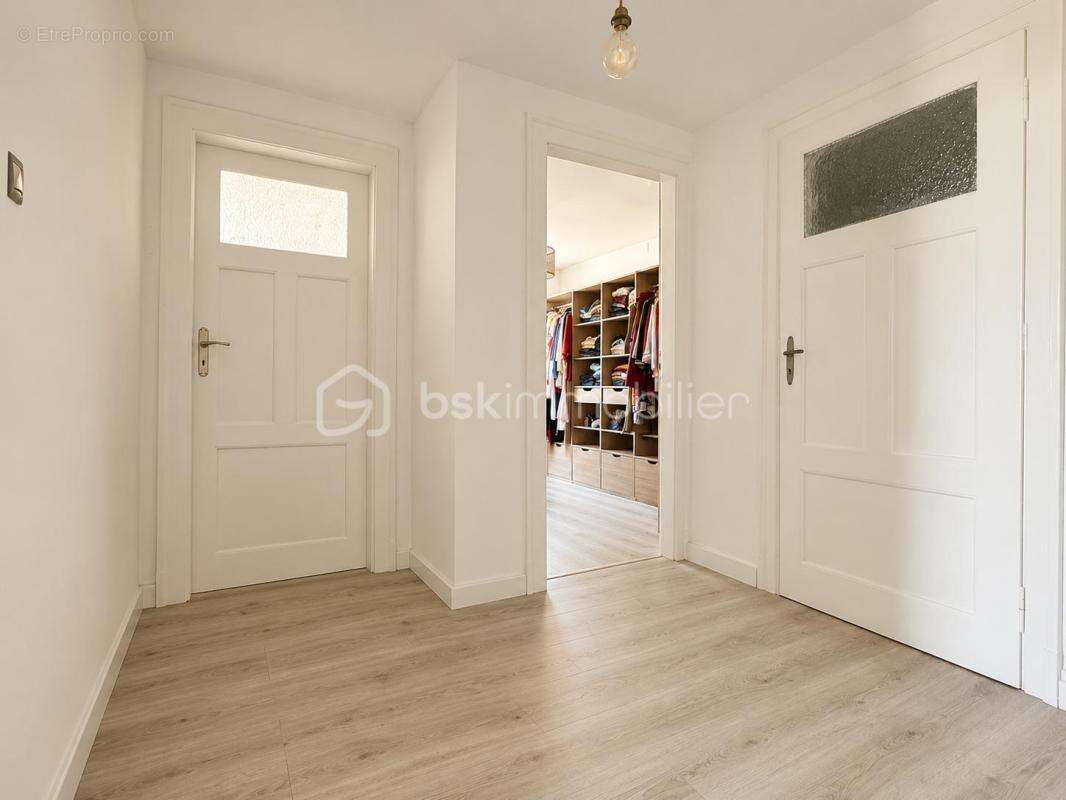 Grande maison de campagne avec plusieurs dépendances - photo 8
