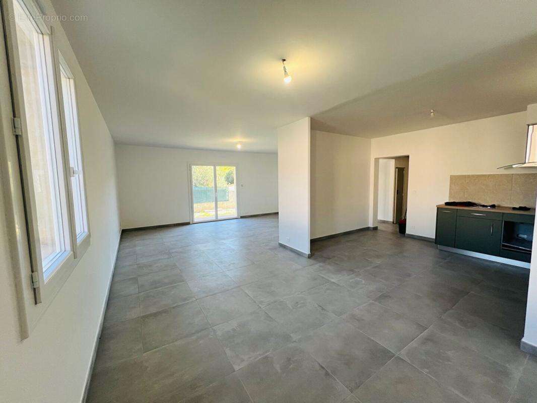 Maison à SAINT-MITRE-LES-REMPARTS