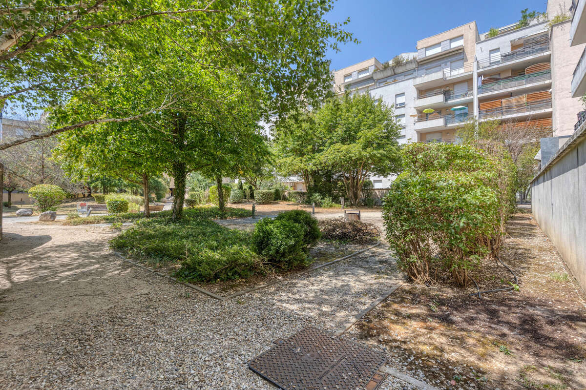 GRENOBLE Vigny Musset - T4 de 95m2 en étage élevé avec grande terrasse, cave et garage double - photo 18