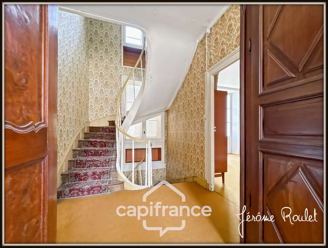Hyper centre Neuville-de-Poitou – Maison de caractère 305 m² – Jardin, garages et fort potentiel - photo 16