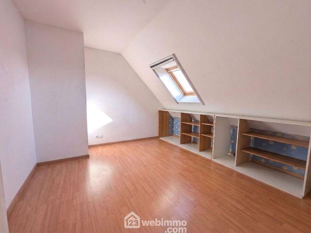 À l'étage, une première chambre - Maison à LA POUEZE