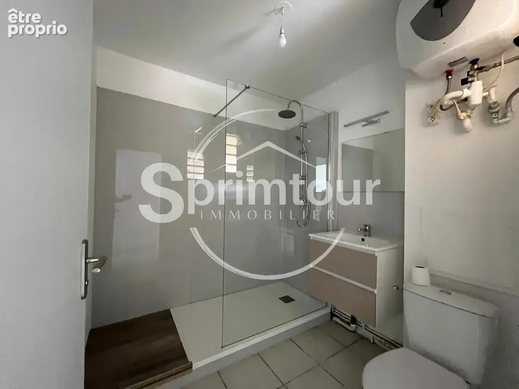 SAINT-CLAUDE - Appartement T3 rénové avec terrasse dans une résidence sécurisée avec piscine - photo 14