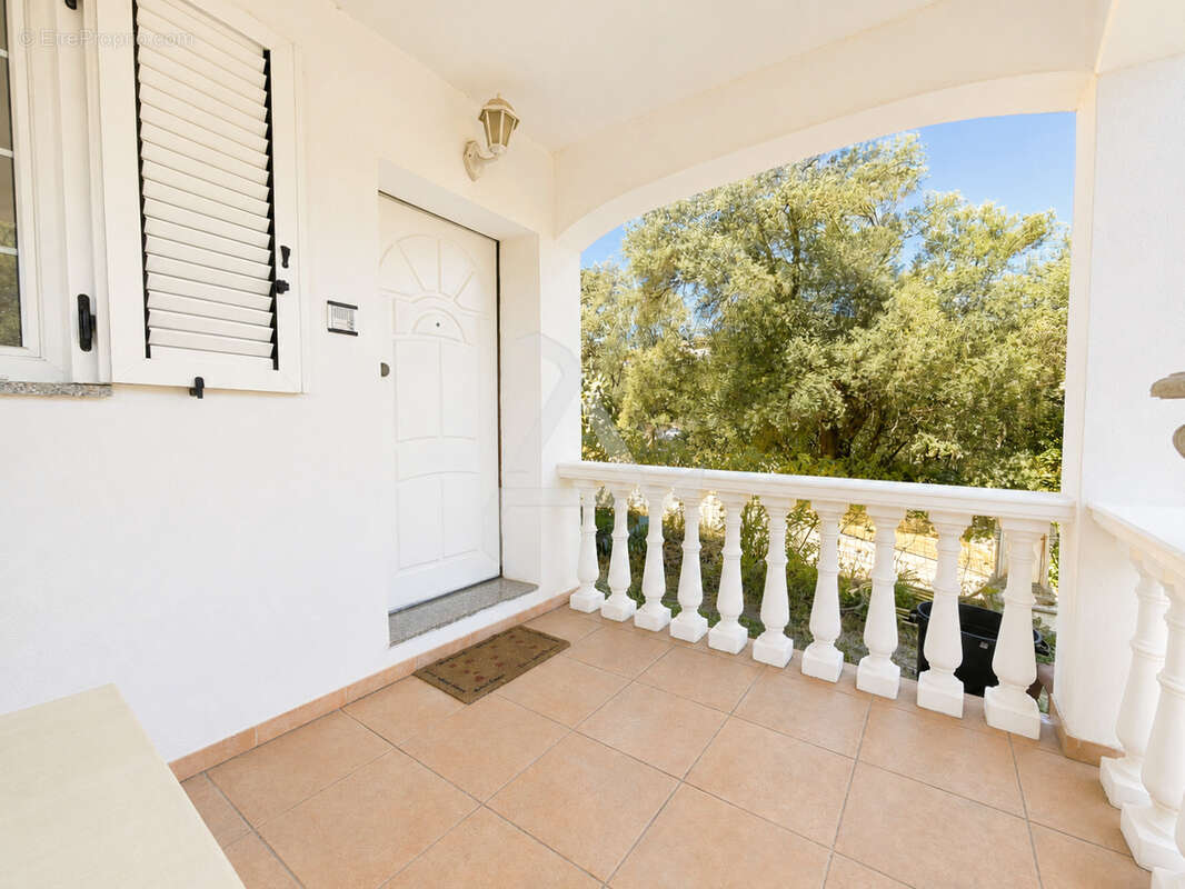 Villa méditéranéenne t8 comprenant 2 appartements située dans un secteur privilégié avec vue sur le golfe - photo 8