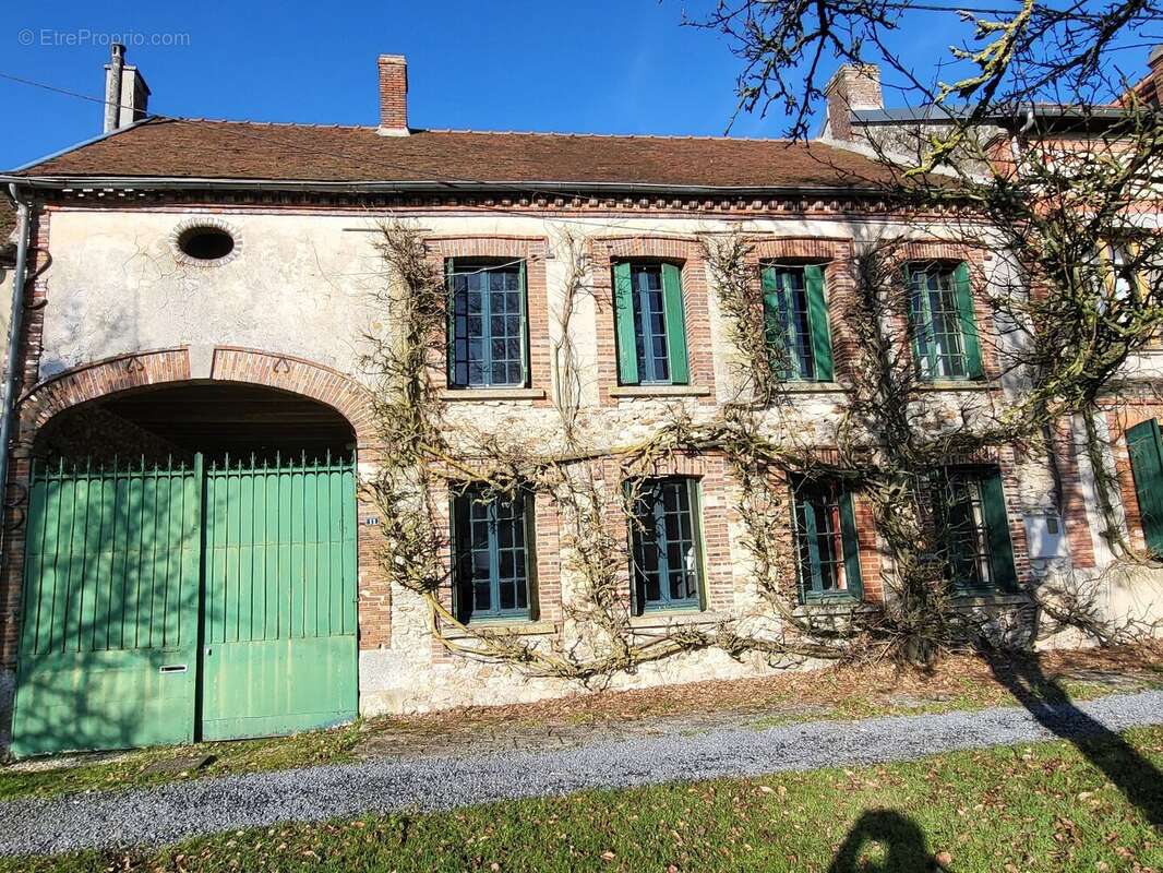 Maison à FROMENTIERES