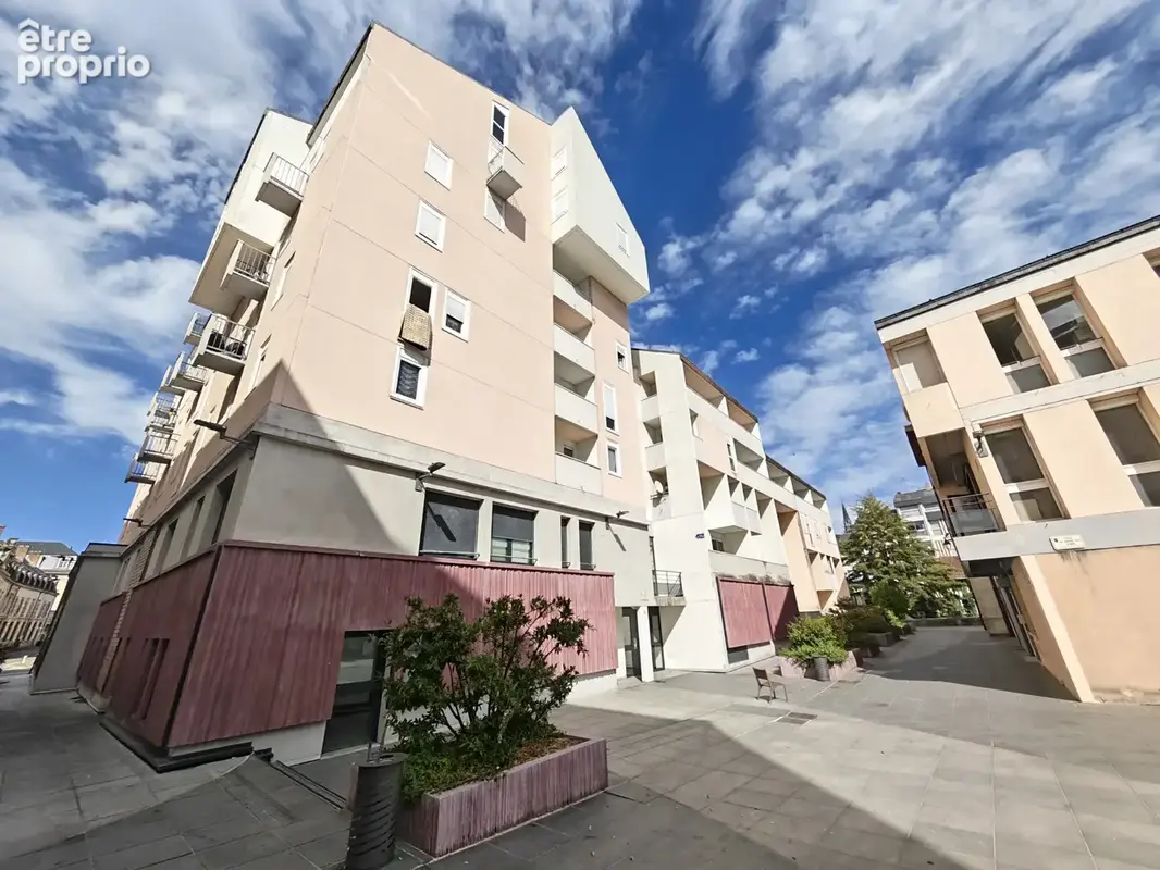 Derrière l'office du tourisme, appartement de 76m2 avec balcon et parking privé - photo 9