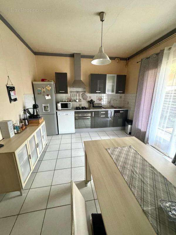Appartement à LE CHAMBON-FEUGEROLLES