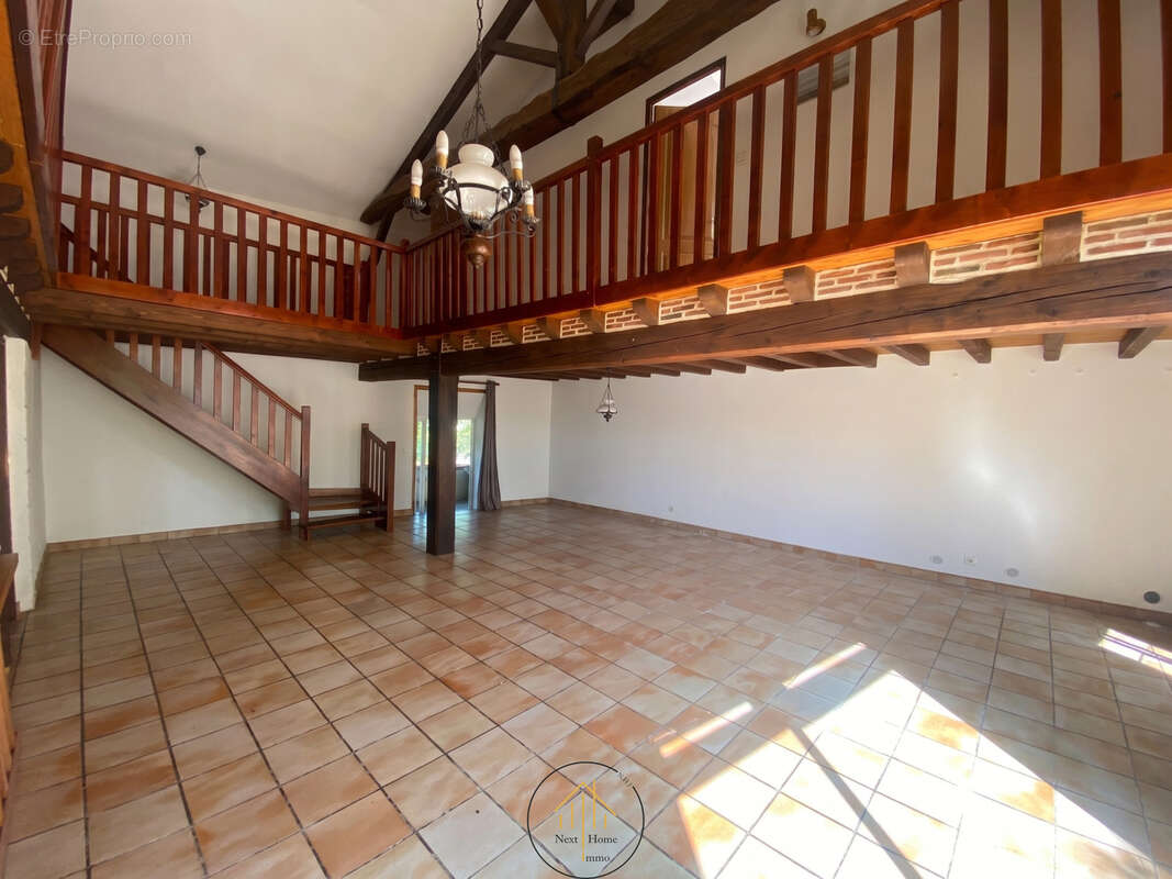 Maison de caractère à Chalais : volumes et charme du bois pour toute la famille - photo 5