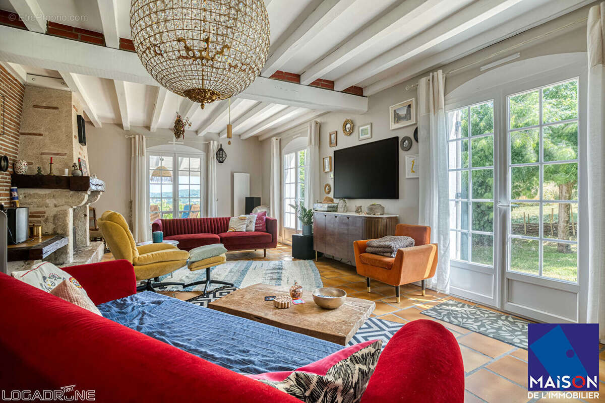 Sur les hauteurs de Villeneuve sur Lot, venez découvrir une charmante maison construite en 1975 d'environ 170m2 avec 3 chambres. - photo 6