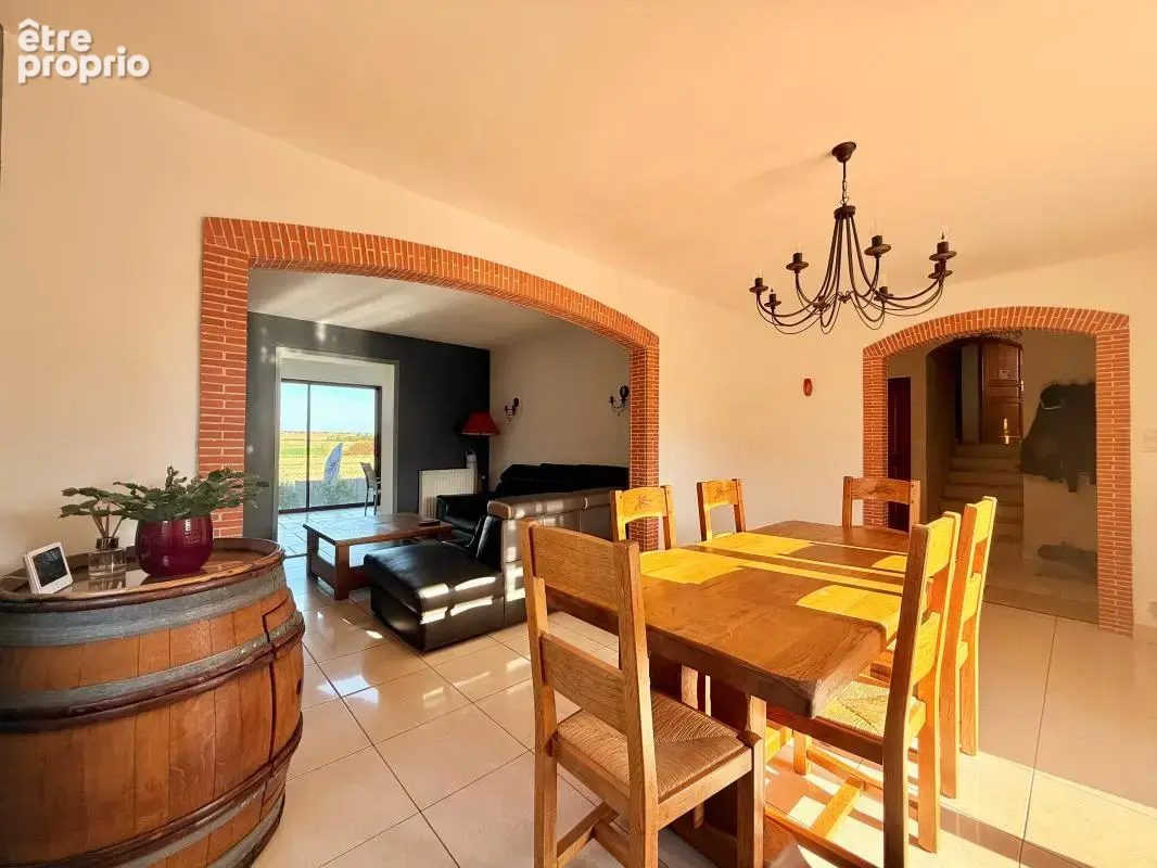 Maison avec sous-sol - 3 chambres et 2 bureaux - Terrain 730 m² avec piscine - photo 8