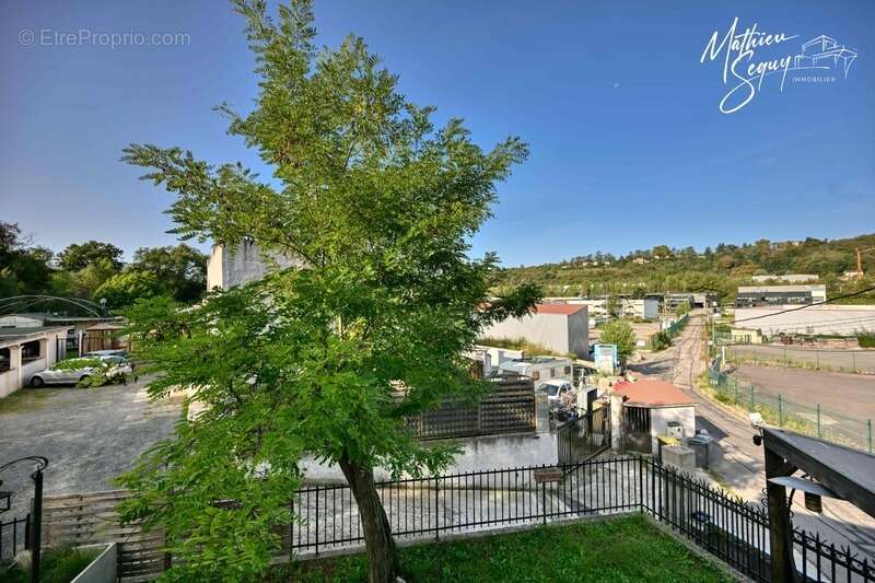 Commerce à SAINT-GENIS-LAVAL