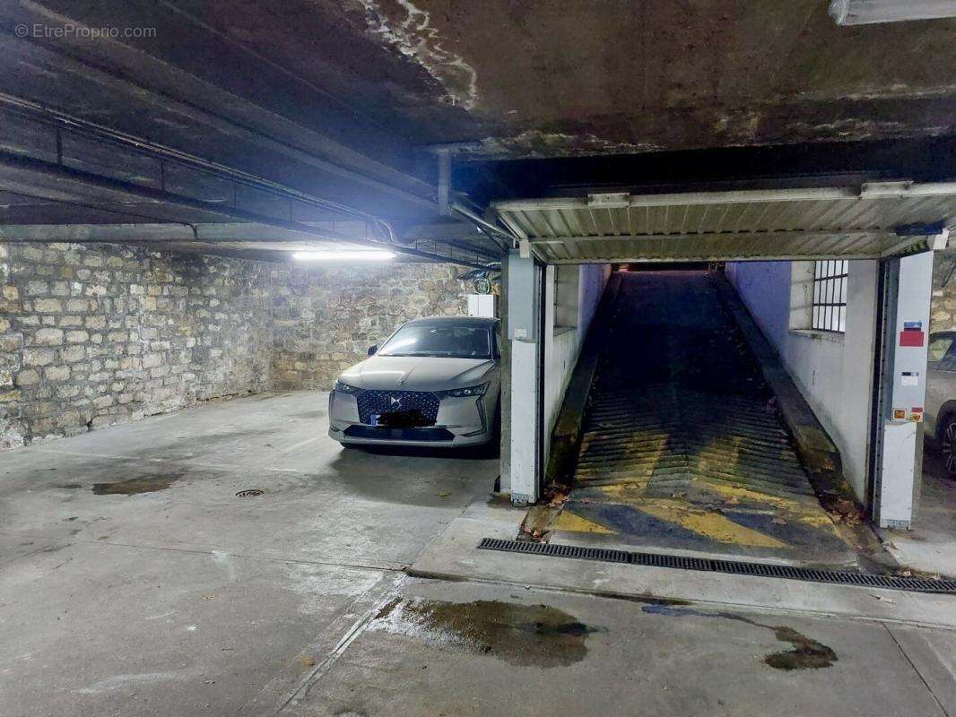 Parking à NEUILLY-SUR-SEINE