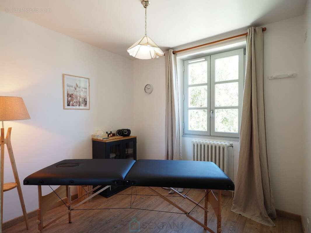 Un cadre atypique, une bâtisse en pierres récemment rénovée et équipée à neuf : Chambres d'hôtes, salle sports - fitness, espace - photo 13