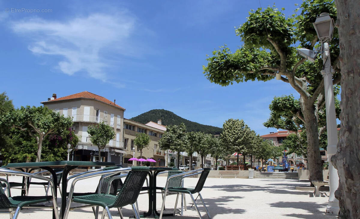 Commerce à CARQUEIRANNE