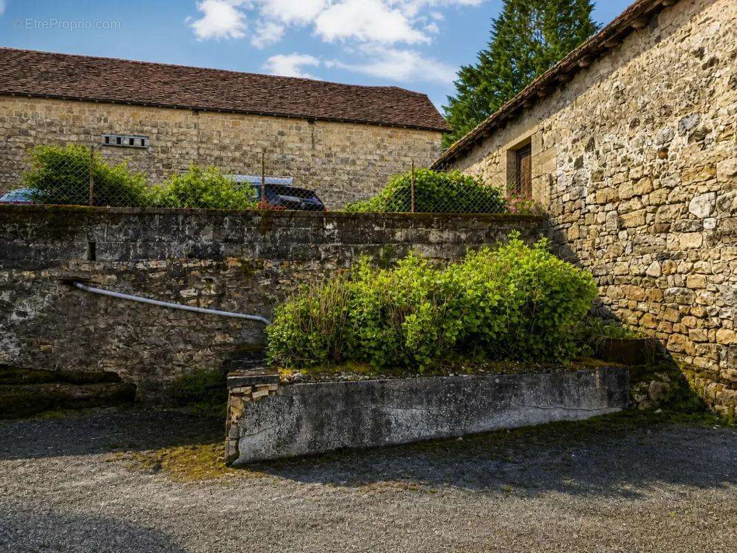 Maison en pierre avec étang et vastes dépendances - photo 20